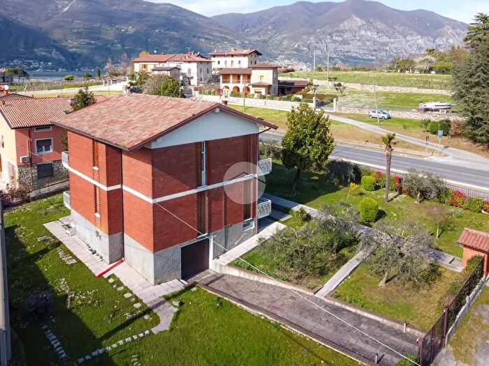 Appartamento trilocale in vendita in Via Custoza, Iseo