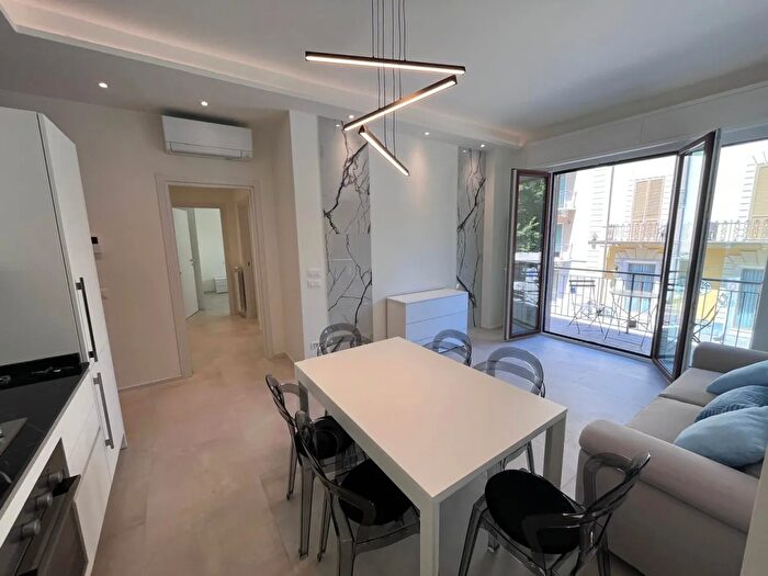 Appartamento con 6 locali in affitto in Viareggio