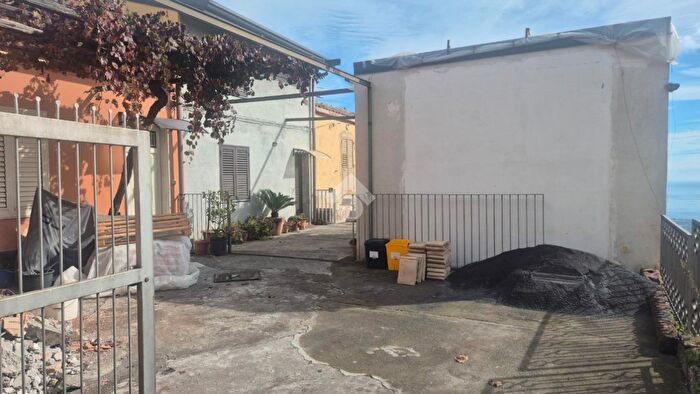 Casa quadrilocale in vendita in Via Benito Zaccagnini, Piedimonte Etneo