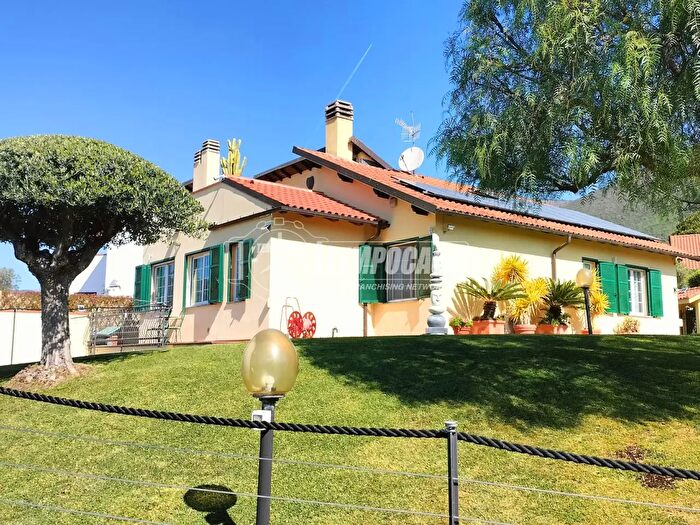Casa con 8 locali in vendita in Via Carenda, Cisano Sul Neva