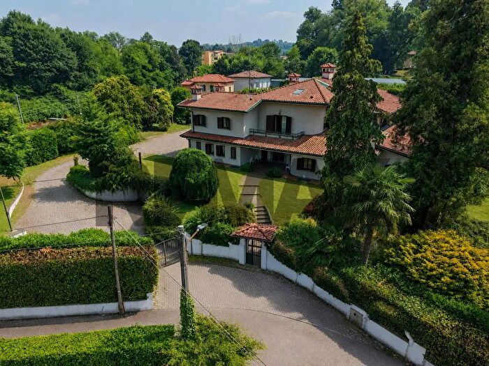 Casa con 18 locali in vendita in Via Bellingera, Gazzada Schianno