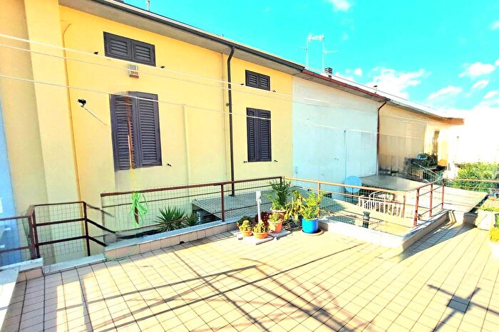 Casa con 10 locali in vendita in Via San Piero, Prato