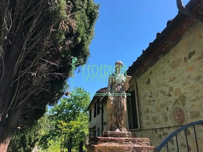 Casa con 8 locali in vendita in Lucca