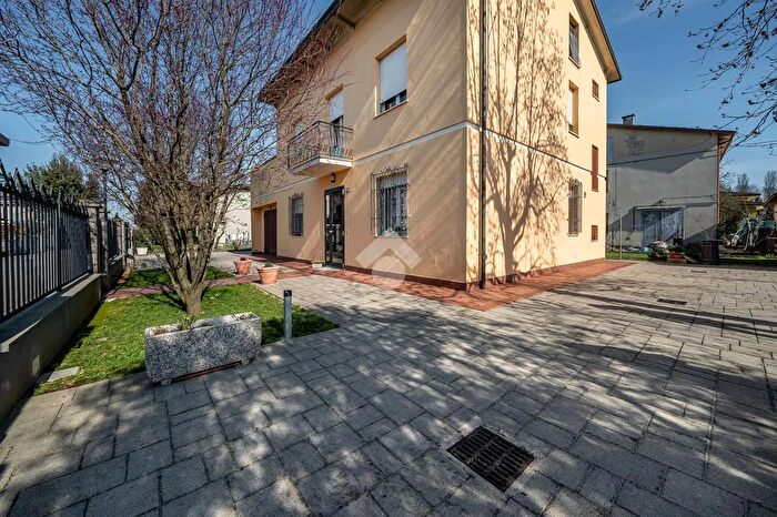 Casa con 9 locali in vendita in Via Giosuè Carducci, Novellara