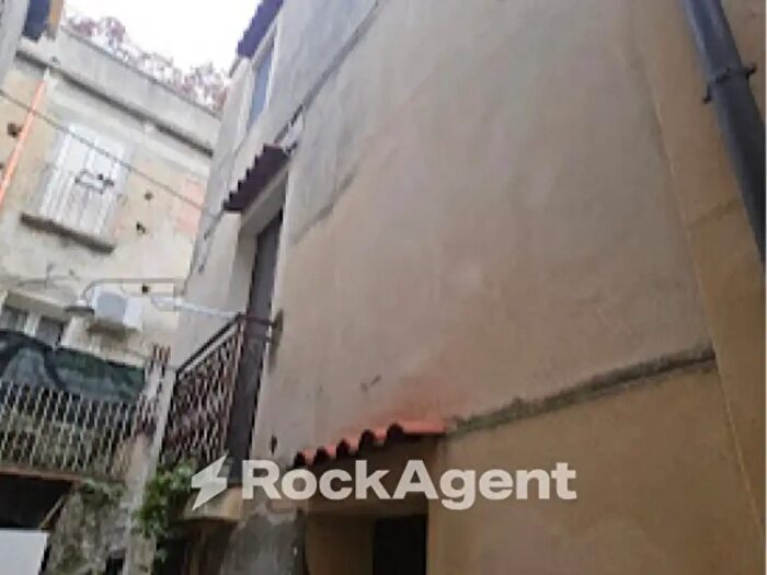 Casa bilocale in vendita in Vico Giuseppe Giusti, Gioiosa Ionica