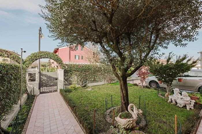Casa con 7 locali in vendita in Larici Santa Maria di Sala, Santa Maria Di Sala
