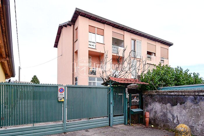 Appartamento trilocale in vendita in Via Montello, Cantu