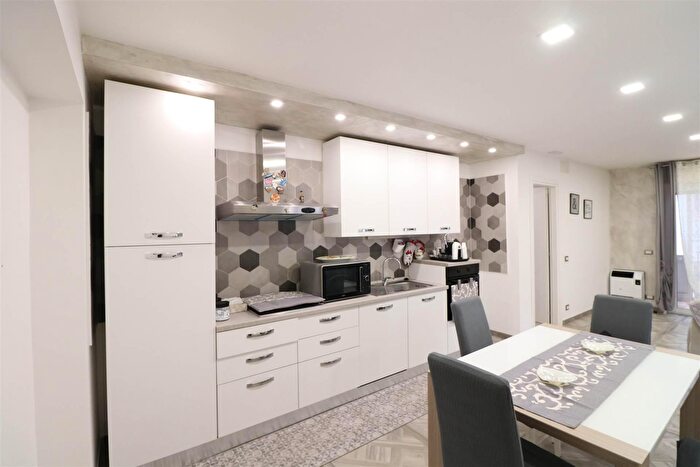 Appartamento quadrilocale in vendita in Via Santa Maria La Stella, Aci SantAntonio