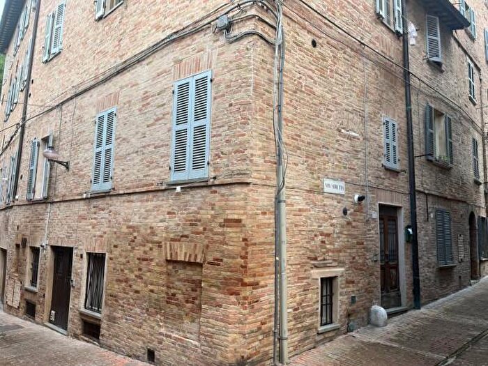 Appartamento trilocale in vendita in Via Stretta, Urbino