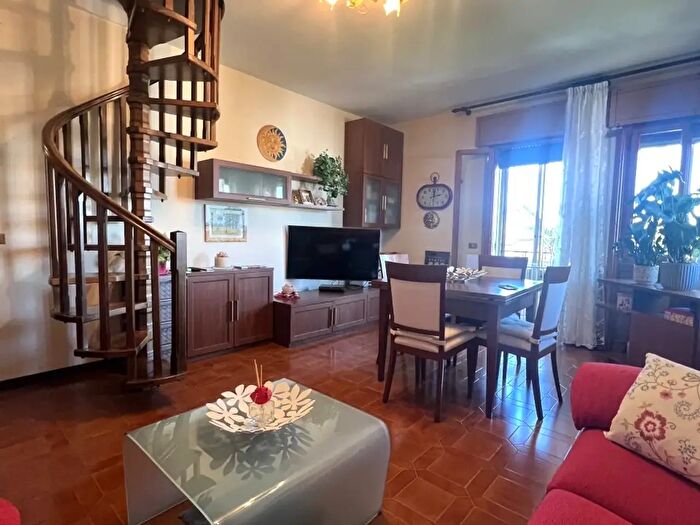 Appartamento con 6 locali in vendita in Via Alfredo Panzini, Padova