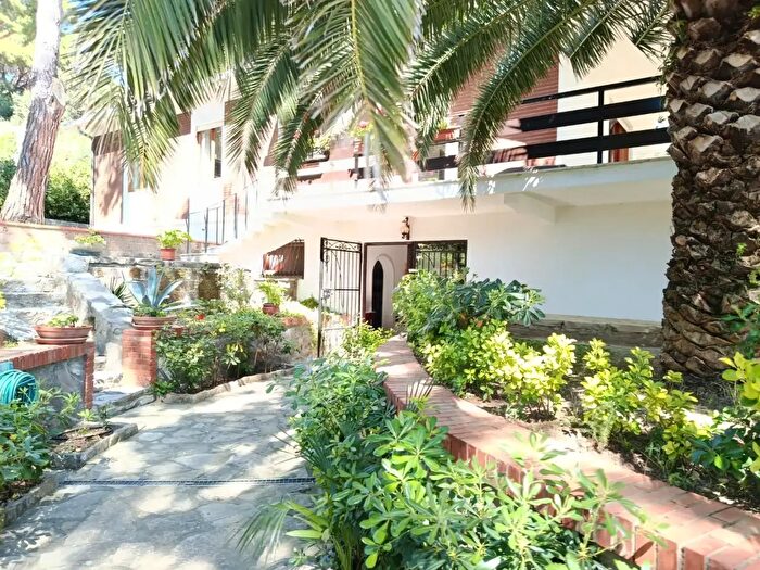 Casa con 9 locali in vendita in Livorno