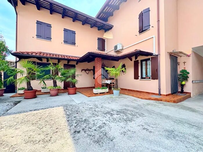Casa con 8 locali in vendita in Via Roma, Pradamano