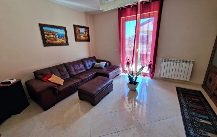 Appartamento con 6 locali in vendita in Giarre