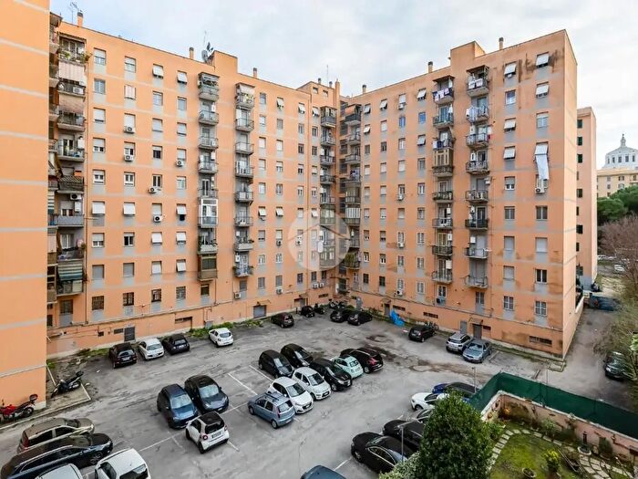 Appartamento trilocale in vendita in Via Costantino, Roma