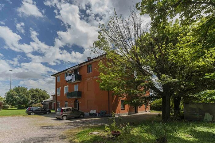 Casa con 13 locali in vendita in Via Altedo, San Pietro In Casale