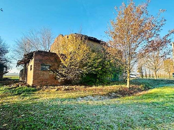 Casa con 10 locali in vendita in Mirandola