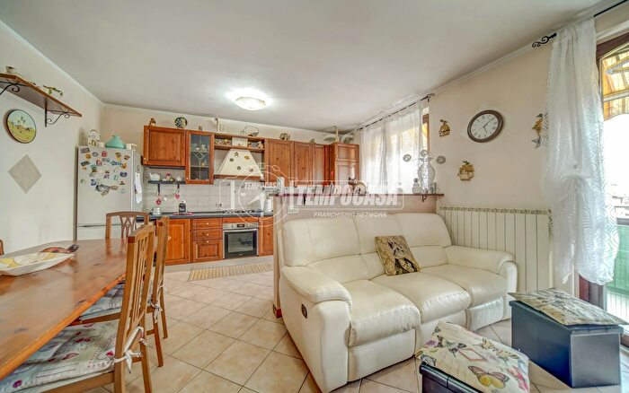 Appartamento trilocale in vendita in Via Alcide De Gasperi, Ferno