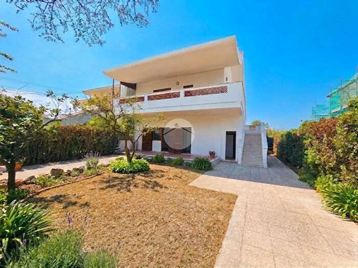 Casa con 6 locali in vendita in Via Trentino, Ardea