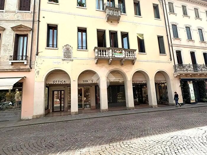 Appartamento quadrilocale in vendita in Via Calmaggiore, Treviso