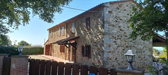 Casa con 10 locali in affitto in Scansano