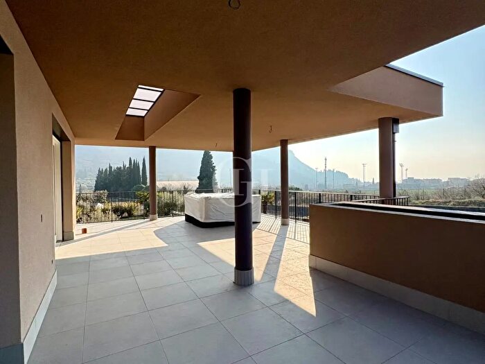 Casa quadrilocale in vendita in Garda