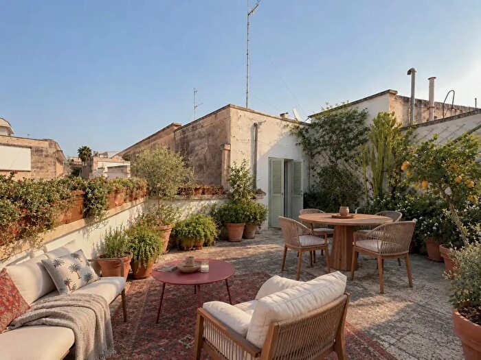 Appartamento con 6 locali in vendita in Via Luigi Scarambone, Lecce