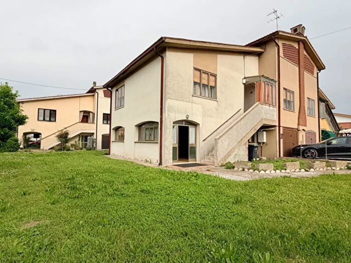 Casa quadrilocale in vendita in Via Vanezza, Correzzola