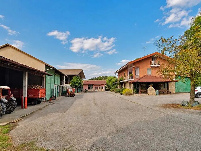 Casa con 11 locali in vendita in Murazzano