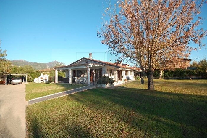 Casa con 8 locali in vendita in Via Ficalucci, Pietrasanta