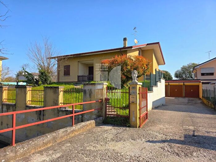 Casa con 10 locali in vendita in Via Martiri della Libertà, Porto Mantovano