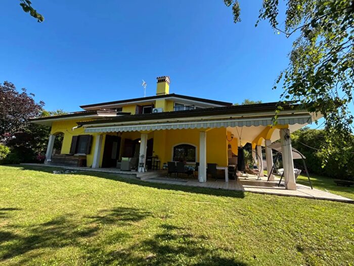 Casa con 14 locali in vendita in Via Montisiel, Farra D'Isonzo