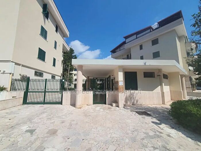 Appartamento con 5 locali in vendita in Via Francesco Marchesiello, Caserta