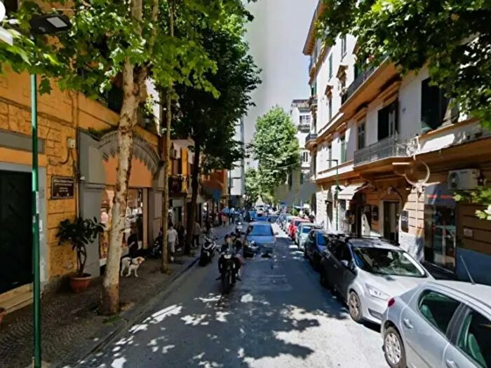 Appartamento con 6 locali in vendita in Via Cimarosa, Napoli