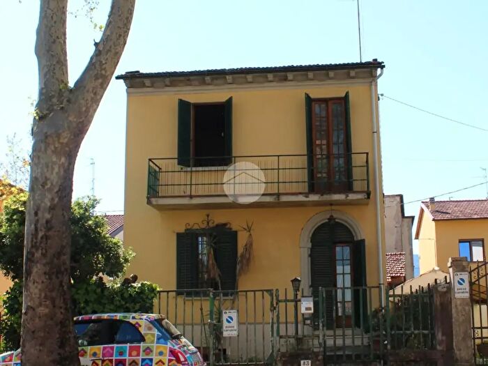 Casa con 6 locali in vendita in Viale Adua, Pistoia