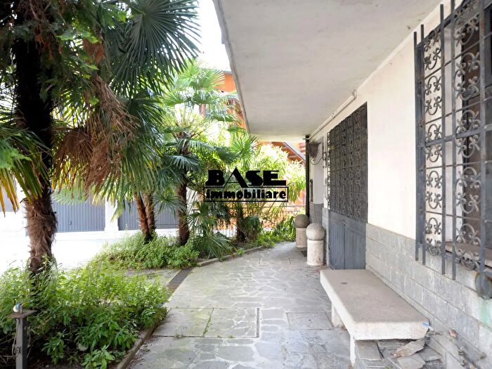 Casa con 8 locali in vendita in Via Contrada Spiazzetto, Casnate Con Bernate