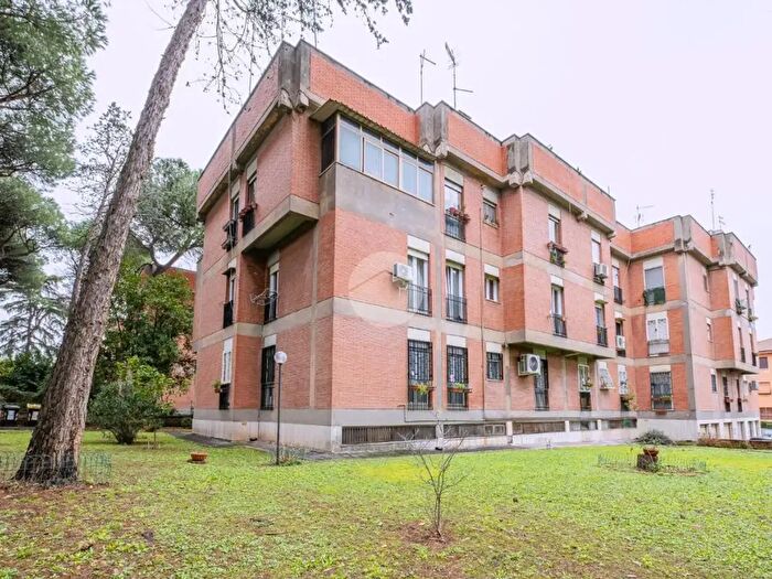 Appartamento trilocale in vendita in Viale Oscar Sinigaglia, Roma