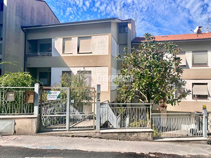 Appartamento con 5 locali in vendita in Via Giacomo Leopardi, Camerata Picena