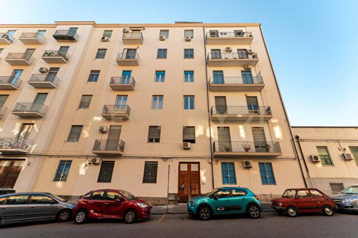 Appartamento con 6 locali in vendita in Via Ammiraglio Toscano, Catania