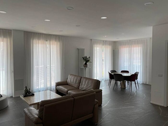 Appartamento con 5 locali in affitto in Via San Gerardo, Centro, Olgiate Comasco