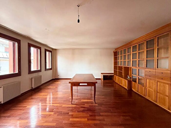 Appartamento con 5 locali in vendita in Via Pittoni, Conegliano