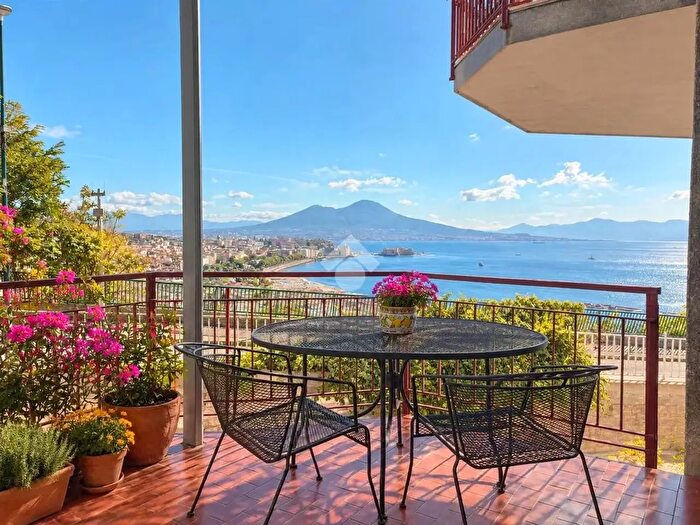 Appartamento quadrilocale in vendita in Via Pacuvio, Napoli