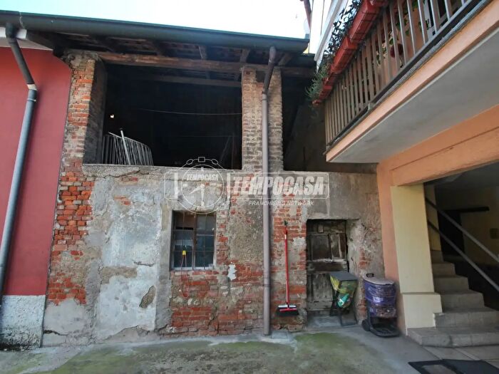 Casa trilocale in vendita in Vicolo delle Viti, Caronno Pertusella