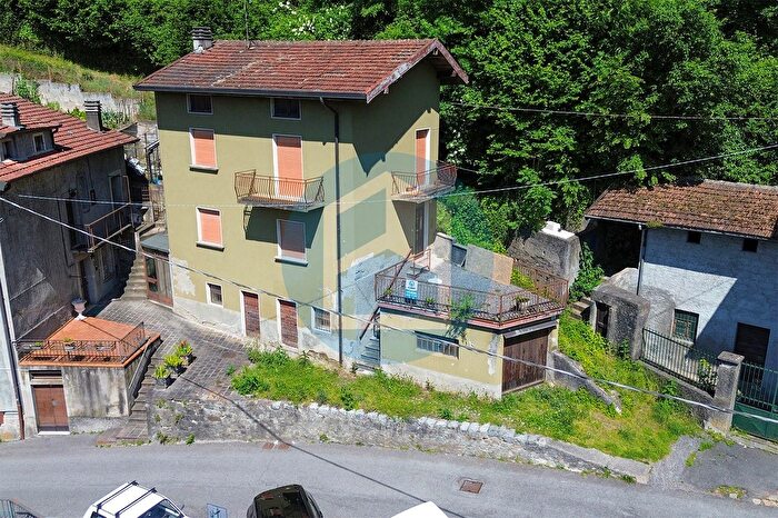 Casa trilocale in vendita in Via Crocedomini, Bienno