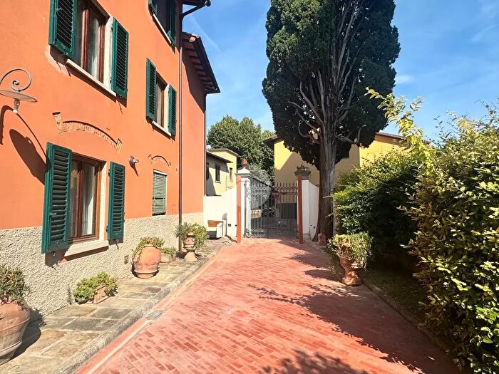 Appartamento trilocale in affitto in Via di Santa Maria a Cintoia, Firenze