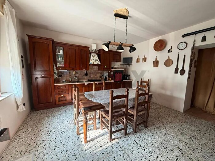 Casa con 9 locali in vendita in Strada Segrada, Goito