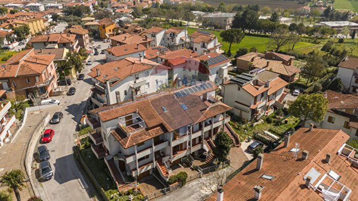 Appartamento con 7 locali in vendita in Via dei Mandorli, Montemarciano