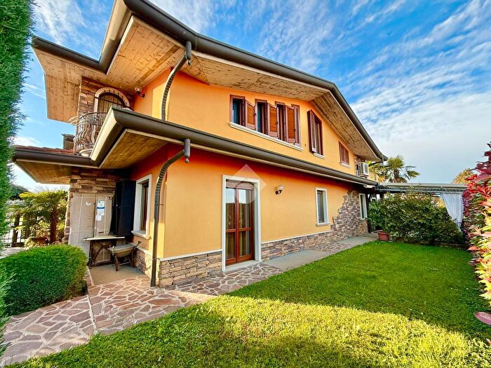 Casa quadrilocale in vendita in Via Carlo Porta, Treviglio