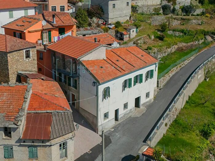 Casa con 9 locali in vendita in Borgata Mugno, Aquila dArroscia