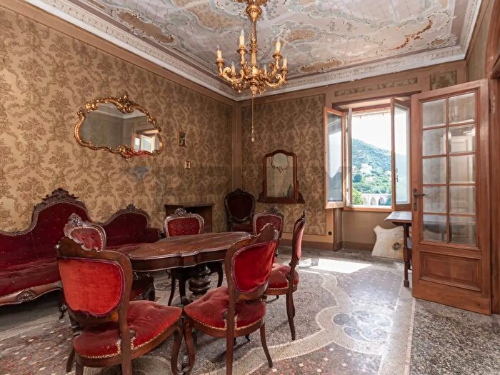 Appartamento con 7 locali in vendita in Genova