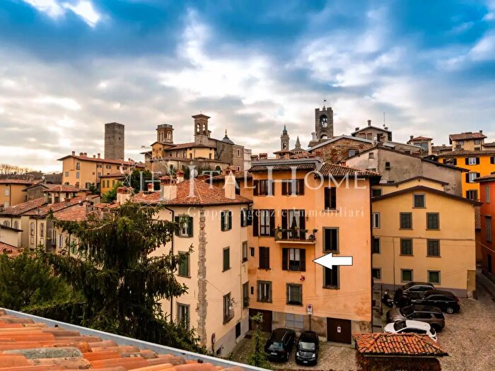 Appartamento trilocale in vendita in Via Tassis, Bergamo